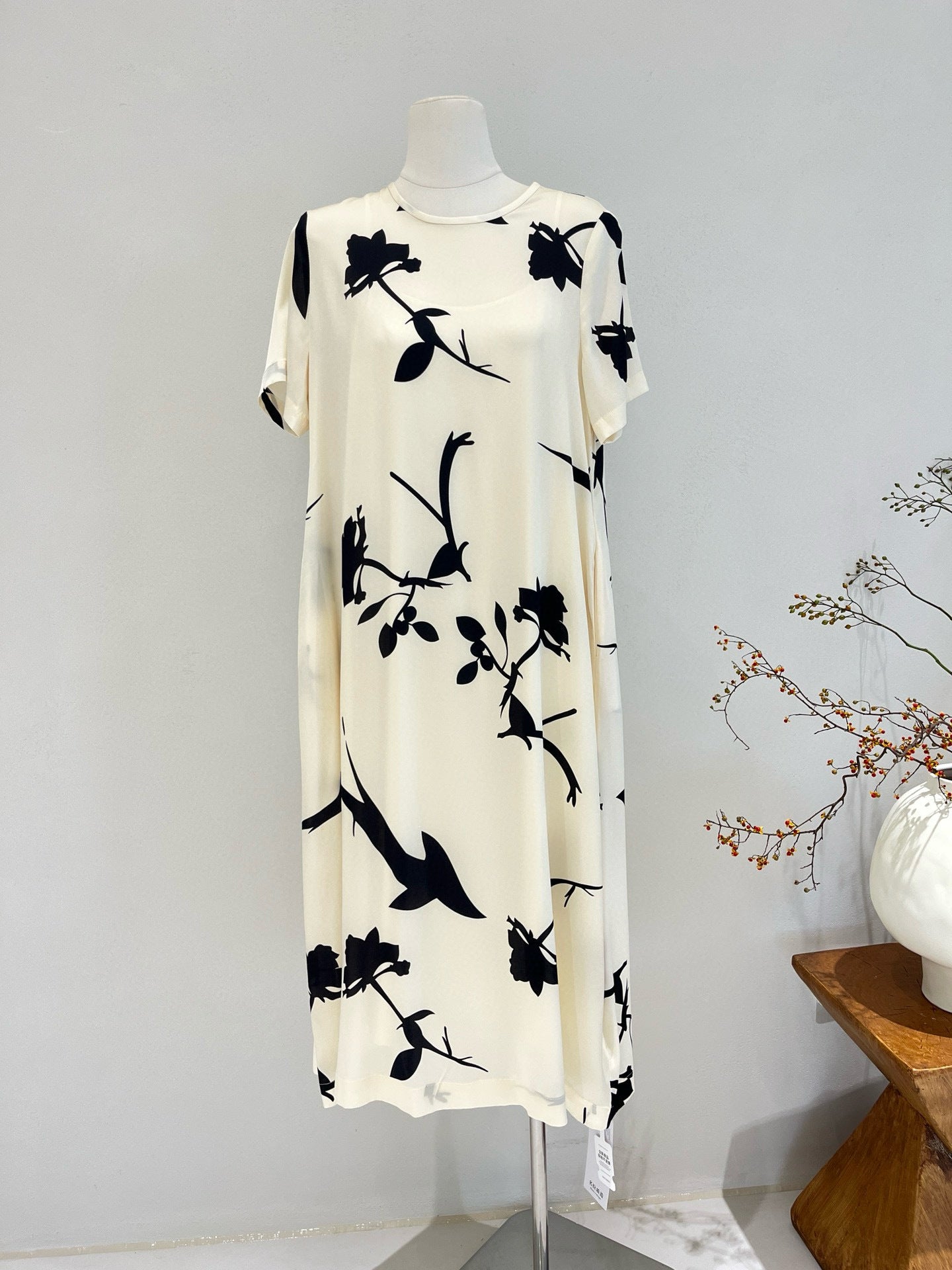Loose-Fit Straight-Cut Short-Sleeve Silk Dress